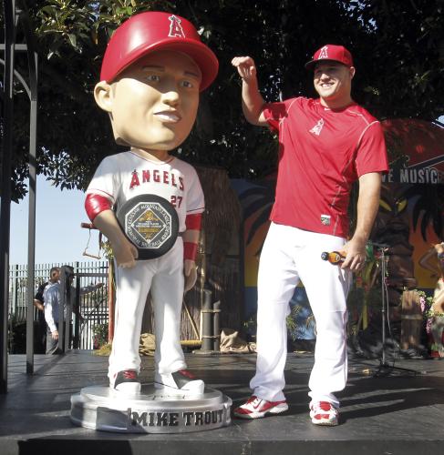 エンゼルスのマイク・トラウト外野手とその等身大のバブルヘッド人形　（ＡＰ）