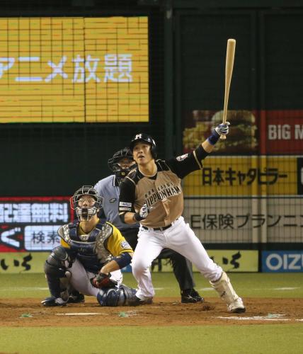 ＜西・日＞９回、１死一、二塁の場面で代打・石川慎は中越えの同点適時二塁打を放つ