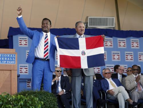 米国の野球殿堂入り式典で、ドミニカ共和国の国旗を掲げるペドロ・マルティネス氏（左）とフアン・マリシャル氏