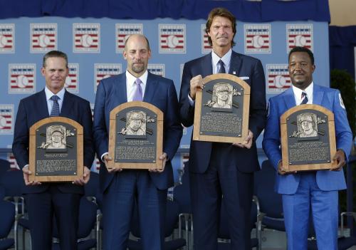 米国の野球殿堂入り式典で表彰を受けた（左から）クレイグ・ビジオ氏、ジョン・スモルツ氏、ランディ・ジョンソン氏、ペドロ・マルティネス氏（ＡＰ）