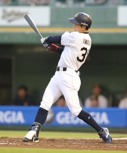 ＜オ・日＞２回、２死一塁の場面で岩崎が球団通算８０００号となる逆転２点本塁打を放つ