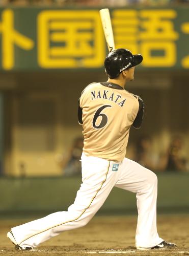 ＜オ・日＞７回、中田は左越えに２４号ソロ本塁打を放つ