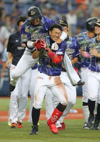 ＜オ・楽＞１１回、１死二塁、サヨナラ二塁打を放った安達は伊藤（左）に抱きつかれ破顔一笑