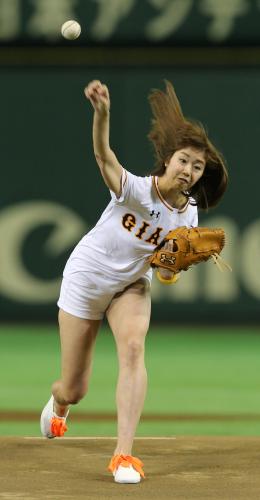 ＜巨・中＞試合前、スピードガンコンテストに挑戦した稲村亜美