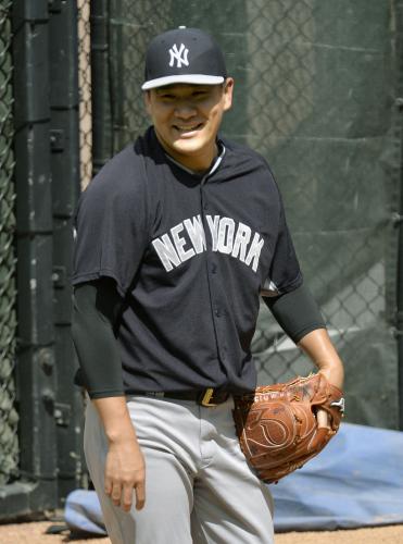 ブルペンでの投球練習で笑顔を見せるヤンキース・田中
