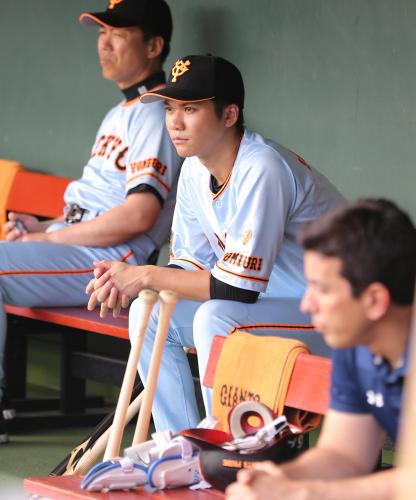 ＜ヤ・巨＞スタメン落ちの巨人・坂本は試合前のシートノックをベンチから眺める
