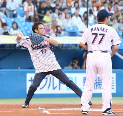 ＜ヤ・巨＞試合前の野球殿堂入り記念セレモニーで捕球式を行った古田氏は二塁送球で強肩を披露