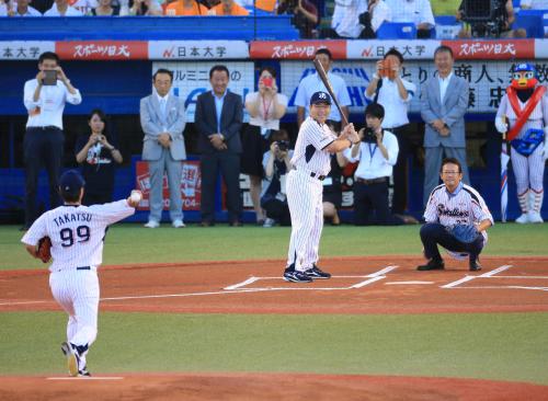 「捕球式」で高津コーチの投げたボールを捕球する古田氏（打者は真中監督）