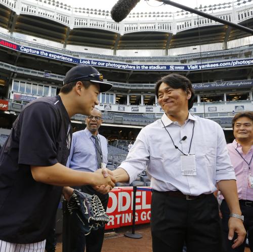 レッドソックス戦の試合前にヤンキースタジアムを訪れ、ヤンキースの田中と握手する松井秀喜氏（ＡＰ）