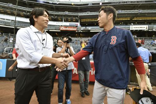 ヤンキースタジアムを訪れ、レッドソックス・上原（右）と握手する松井秀喜氏