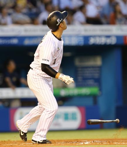 ＜ロ・オ＞ロッテ初回無死一、二塁から清田が左翼方向に打ち上げた打球は、カラバイヨが見失ってタイムリー三塁打となる