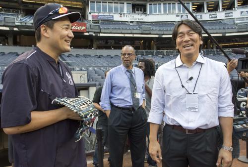＜ヤンキース・レッドソックス＞試合前、テレビ解説で訪れた松井秀喜氏（右）と挨拶を交わす田中将大