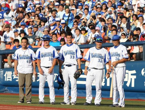 ＜Ｄ・神＞柳沢慎吾（左）はＰＬ学園対横浜の高校野球の再現で始球式を行う
