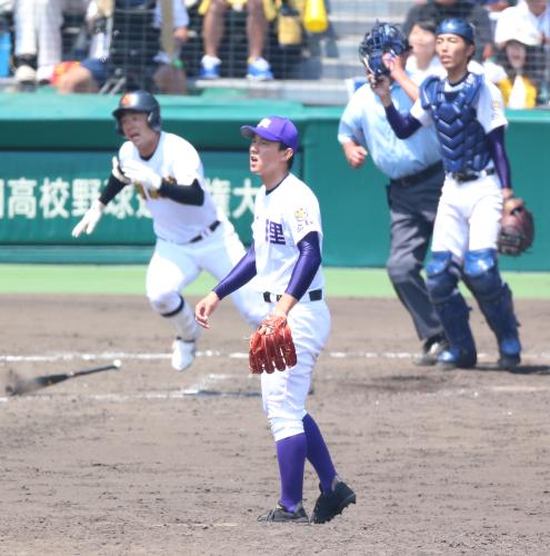 ＜創成館・天理＞９回２死三塁、天理・冨木は鷲崎にサヨナラ打を打たれる