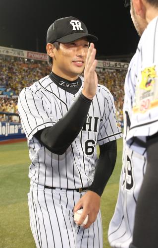 ＜Ｄ・神＞岩崎は今季初勝利を挙げウイニングボールを手に笑顔でナインとハイタッチ