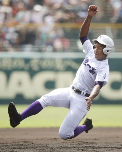 ＜関東第一・高岡商＞１回裏無死二塁、打者井橋のとき、投手のけん制悪送球でオコエが三塁へ滑り込む
