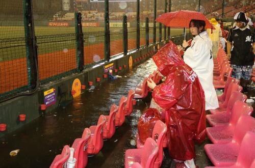 ＜楽・ロ＞豪雨のために中断。一塁側客席の最前列が水没