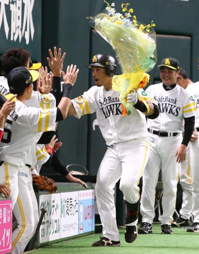 ＜ソ・オ＞通算１５０本塁打を放った松田は花束を手にナインの出迎えを受ける