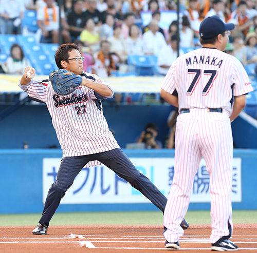 ８月５日、ヤクルト―巨人戦の試合前の「捕球式」で、二塁送球で強肩を披露した古田敦也氏（左）。打者は真中満監督。