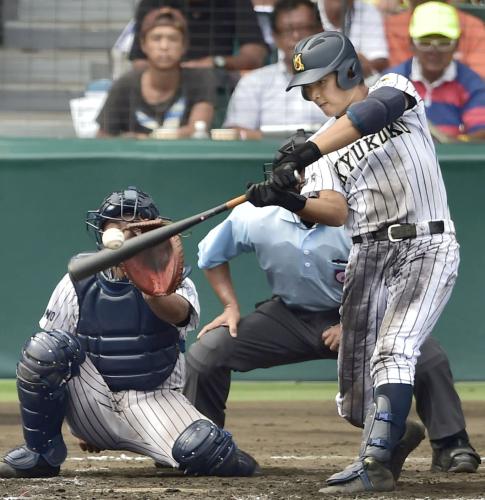 ＜九州国際大付・大阪偕星＞７回２死、山本が中越えに２打席連続となる本塁打を放つ