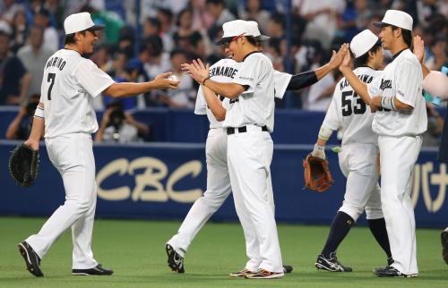 ＜中・巨＞勝利投手の山井（左から２人目）は森野からウイニングボールを受け取り笑顔