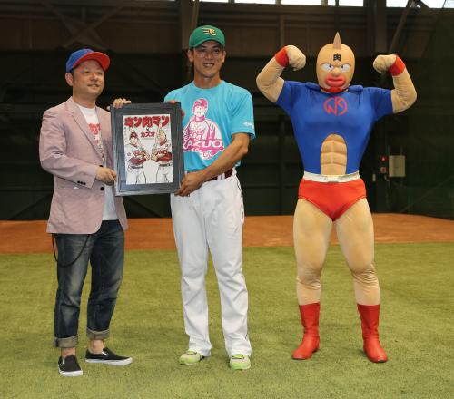 ＜楽・日＞松井稼（右）は日本通算２０００本安打を記念して制作したイラストパネルをキン肉マンの作者・ゆでたまごの嶋田隆司さんから贈呈される