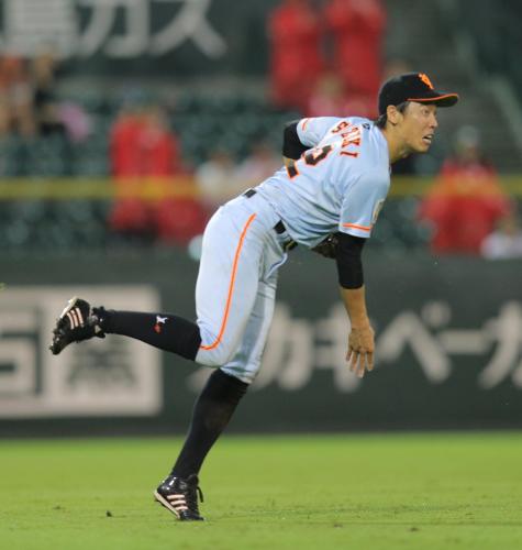 ＜広・巨＞延長１０回２死一、二塁、広島・菊池の左前打を本塁へ送球する巨人・鈴木