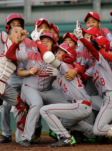 ＜日本・台湾＞初回、冨田健（前列左から３人目）の本塁打にチームメートと喜ぶ清宮の弟・福太郎（同２人目）（ＡＰ）