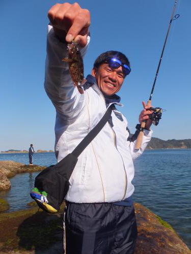 今年２月の宮崎・南郷キャンプの休日に釣りを楽しむ西武・脇谷