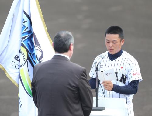 開会式で選手宣誓を英語で行った篠原凌
