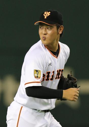 ＜巨・中＞８回２死、平田の打球を無事にさばき、ホッとした表情を見せる三塁手・岡本