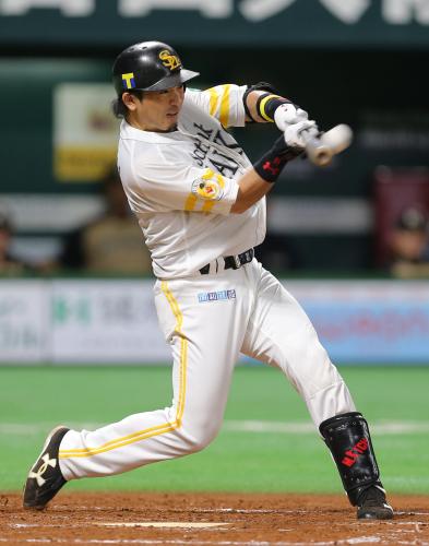 ＜ソ・日＞４回、２死二塁の場面で左越え本塁打を放った松田