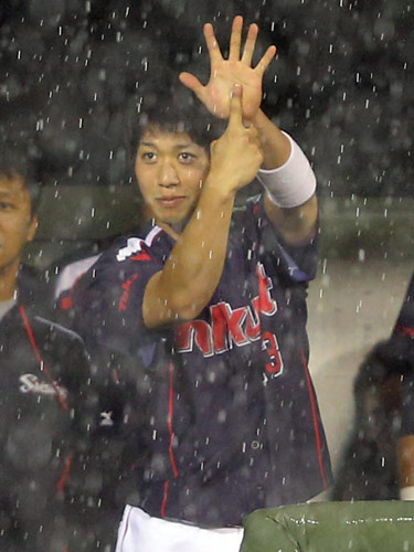 ＜巨・ヤ＞雨の中、巨人・坂本に背番号の「６」を提示しパフォーマンスを要求するヤクルト・山田