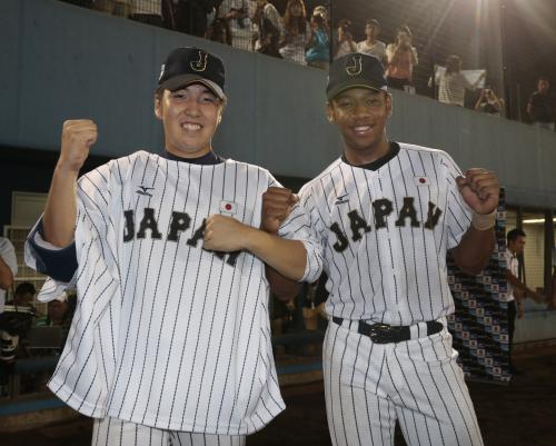 ＜日本・カナダ＞投打のヒーロー佐藤とオコエ（右）を笑顔でガッツポーズ