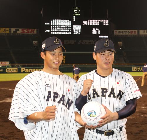 ＜日本・韓国＞決勝進出に貢献し笑顔でポーズをとる上野（左）と伊藤