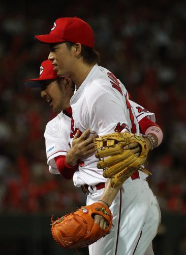 ＜広・中＞７回２死満塁、代打・和田の二塁ゴロを好捕した菊池（左）と抱擁を交わす前田健
