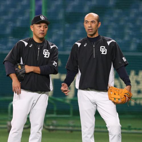 ９月６日、試合前練習で谷繁兼任監督（左）と話す和田