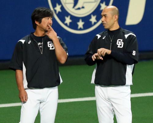 ＜中・ヤ＞試合前に話し込む小笠原（左）と和田