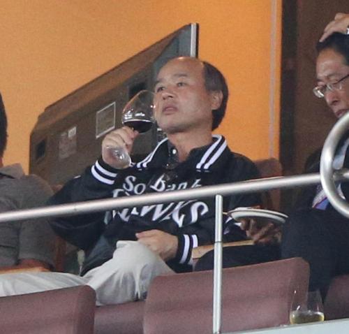 ＜オ・ソ＞ワインを飲みながら試合を観戦する孫オーナー