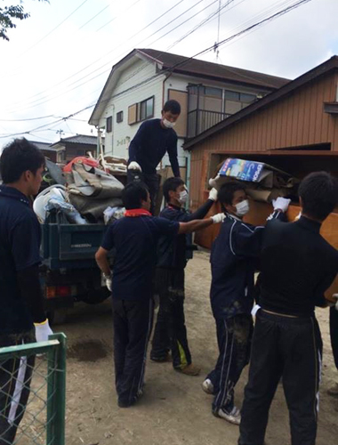 茨城県常総市でボランティア活動する筑波大野球部のメンバー（川村卓監督提供）