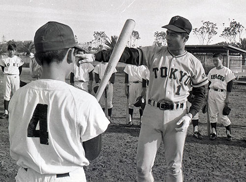 １９７５年、キャンプ地・宮崎で開催された少年野球教室で始動する王貞治氏
