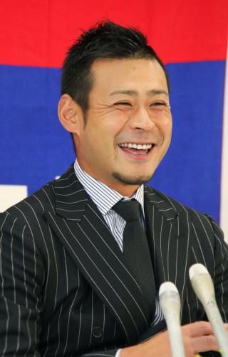 笑顔で引退の記者会見をする中日の朝倉健太投手