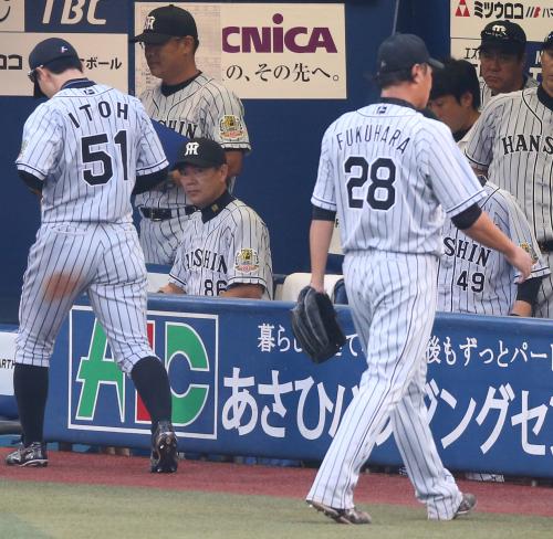 ＜Ｄ・神＞８回、本塁打を打たれた福原（右）とベンチの和田監督
