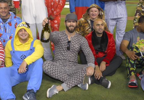 ノーヒットノーランを達成したカブスのアリエッタ（中央）はチームメートとともにパジャマを着る　（ＡＰ）
