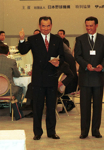 １９９２年11月、ドラフト会議で松井秀喜選手の交渉権を獲得した巨人の長嶋茂雄監督（左）と阪神の中村勝広監督