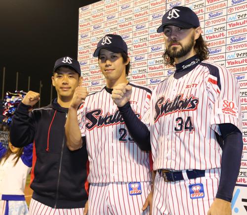 ＜ヤ・Ｄ＞ＤｅＮＡに勝利しお立ち台でガッツポーズを見せる（左から）小川、山田、バーネット