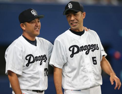 ＜中・神＞引退試合を白星で飾り、谷繁兼任監督（左）と笑顔を見せる和田