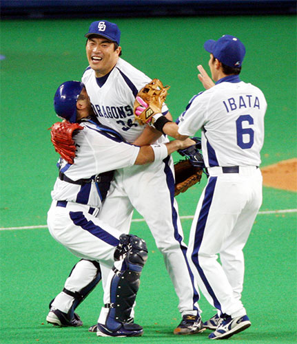 ２００６年９月１６日プロ野球史上最年長ノーヒットノーランを達成し、谷繁と抱き合う山本昌