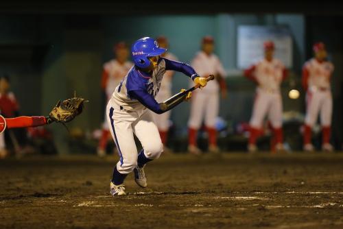 スクイズを決める川畑選手