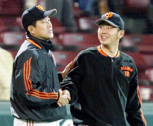 ２００９年４月、広島戦で勝利し原監督（左）と握手する巨人の福田聡志投手